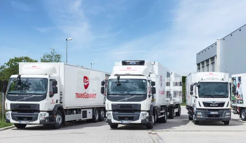 Transgourmet Food Trucks neben dem Lagerhaus