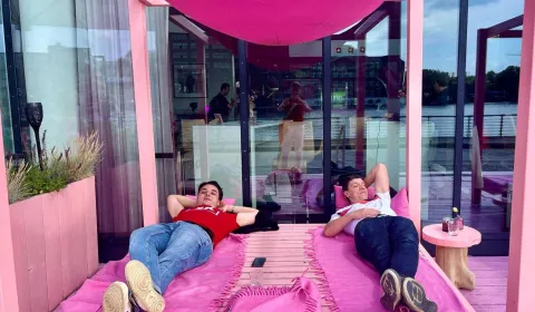 Daniil og Maksym slaka á hótelinu í Berlín