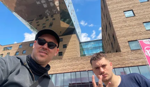 Yannick and Norman við komu á hótelið