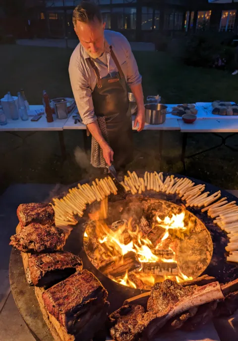 Kokkurinn með kjöt á grillinu