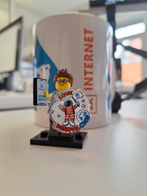 Lego figure of Dries with a sticker and a 1xINTERNET mug behind behind