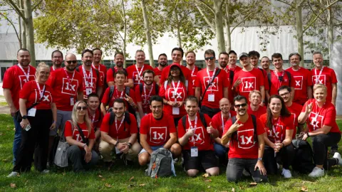 Unser Team in gebrandeten T-Shirts vor dem CCIB auf der DrupalCon Barcelona